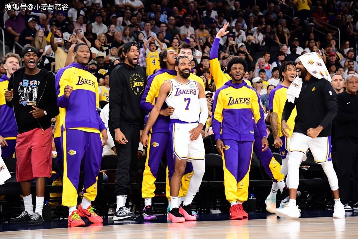 毛彪附体！四川一高校辅导员单刀面对大空门滑倒滚进球网（四川高校辅导员单刀面对空门失足，连人带球滚入球网）