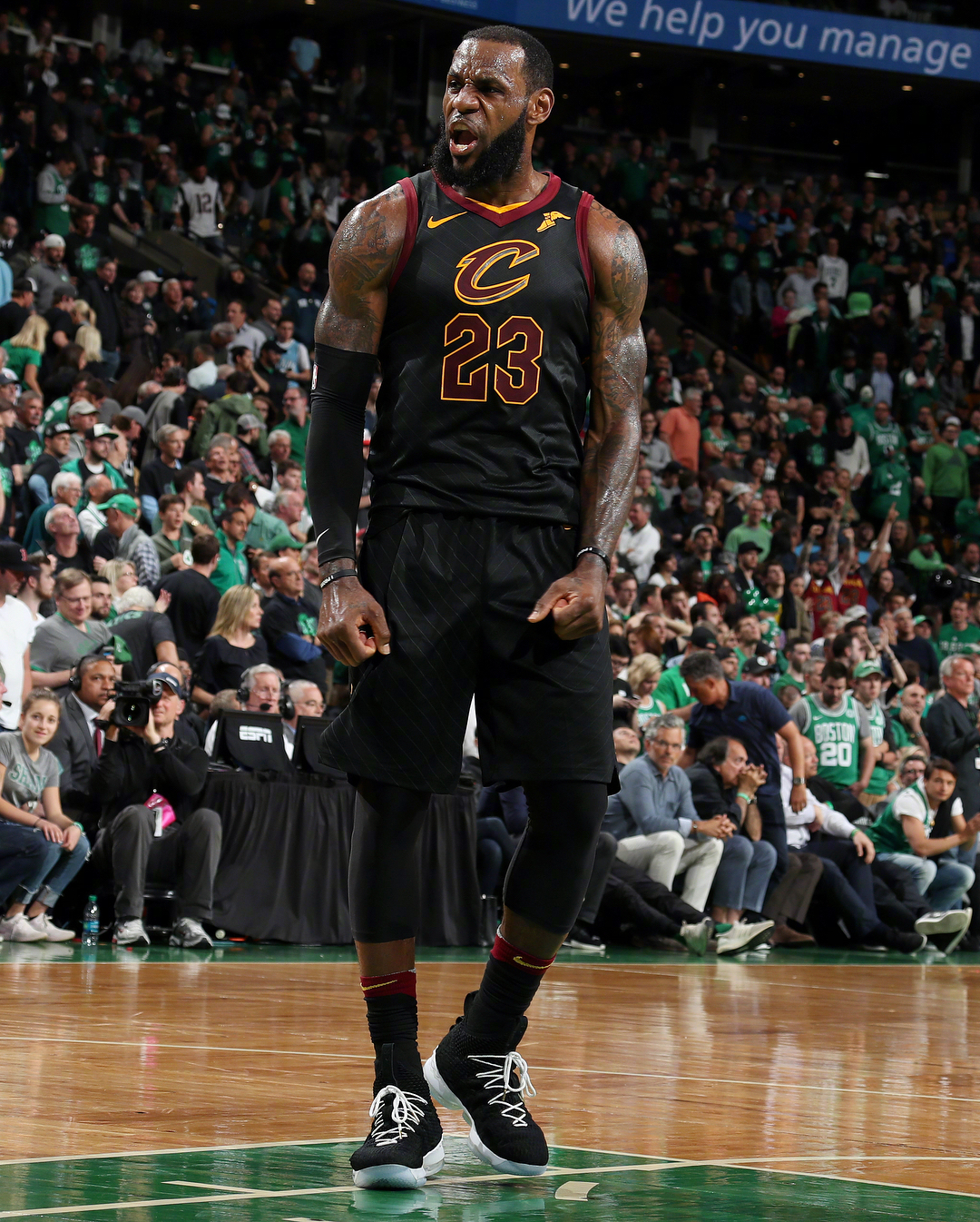 马丁内利：欧冠比赛空间更大，英超有些队喜欢摆大巴所以难踢（马丁内利：欧冠更开放，英超因部分球队摆大巴更难打）