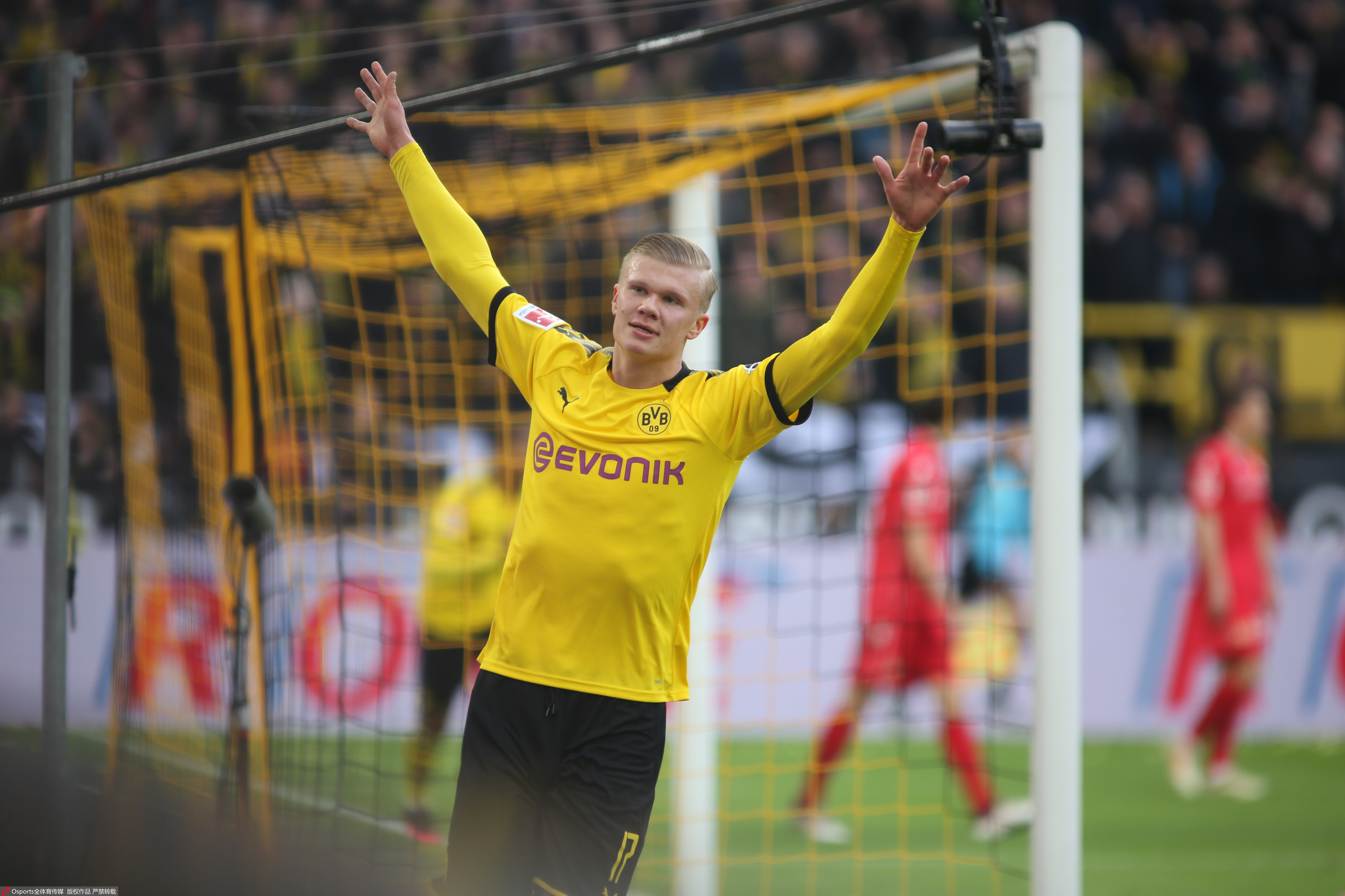 欧冠淘汰赛前瞻：巴萨客场挑战曼联,（欧冠淘汰赛前瞻：巴萨做客挑战曼联）