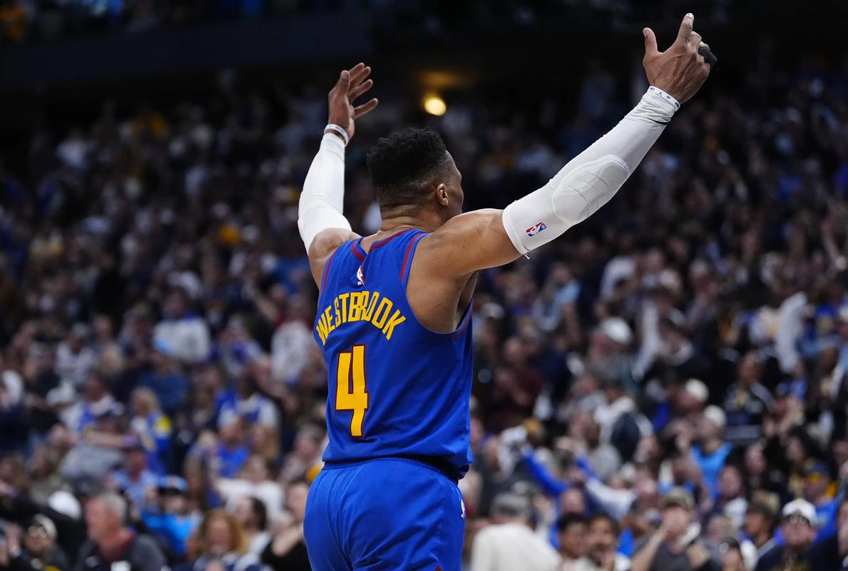 李鸿其获奖感谢妻子王紫璇，两人现场落泪（李鸿其领奖向妻子王紫璇致谢，两人当场落泪）