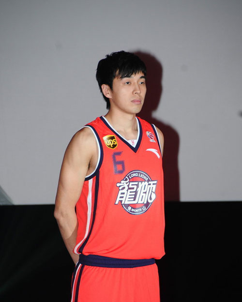 打进精彩世界波+头球破门，马杜埃凯当选欧冠本周最佳球员（轰进世界波并头球建功，马杜埃凯荣膺欧冠本周最佳）