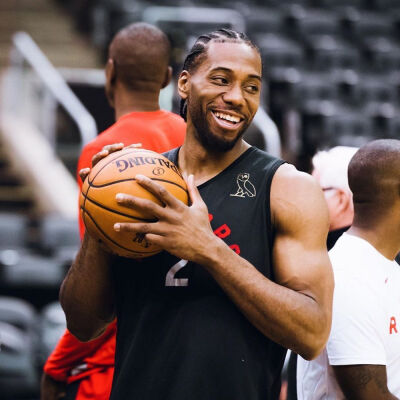 替补登场立功 主帅换人奏效（替补建功 主帅调度见效）