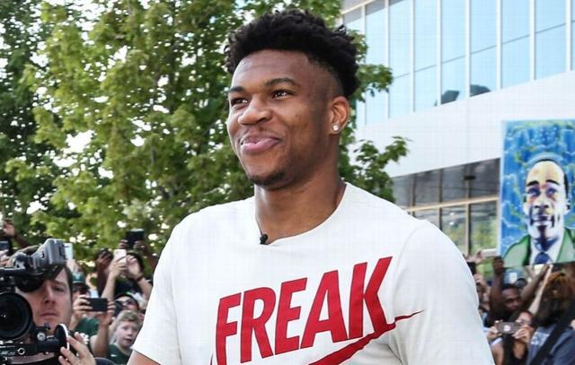 世体：赫拉德-马丁因身体不适缺席今日训练，预计周六回归（世体：赫拉德-马丁今日因不适缺席训练，周六有望归队）