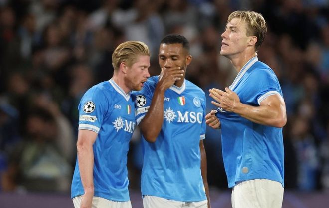 恍如隔世，巴萨上一次在诺坎普比赛法蒂双响，登贝莱助攻（时过境迁，巴萨上回诺坎普之战法蒂梅开二度，登贝莱送助攻）