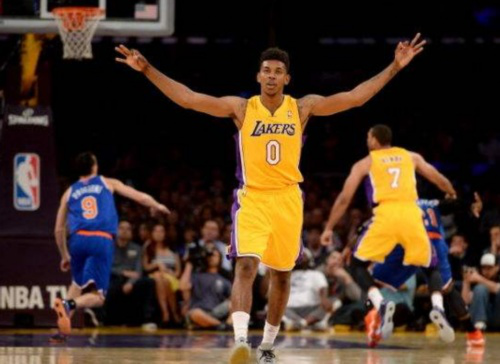 邓加：巴西球员和欧洲球员是不一样的，他们总想上场踢球（邓加：巴西球员与欧洲球员各异，始终渴望上场）