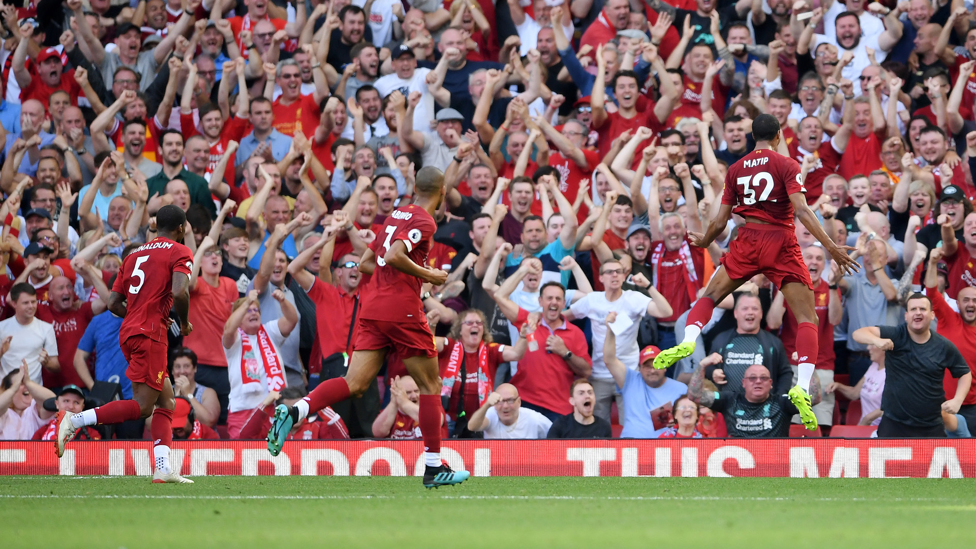 躺着进球，热那亚前锋科隆博在倒地情况下一脚完成破门（倒地一脚！热那亚前锋科隆博卧射破门）