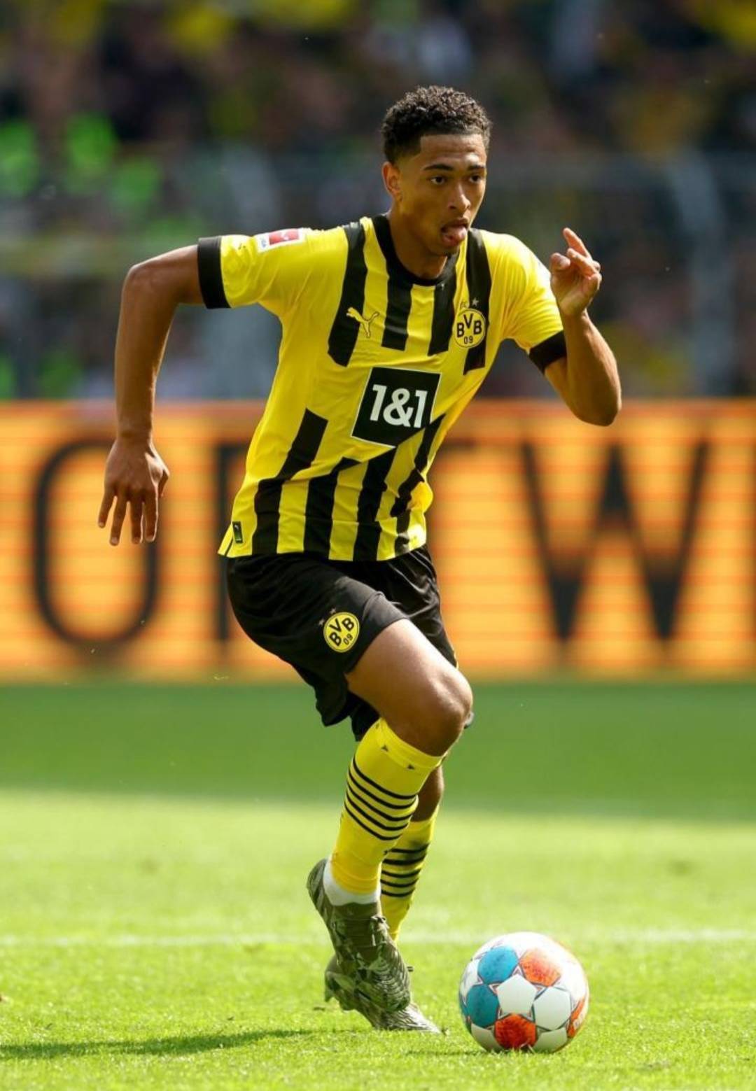 世体：法兰克福球迷在诺坎普制造骚乱，巴萨要求经济赔偿（世体：法兰克福球迷在诺坎普引发骚乱，巴萨拟索赔）