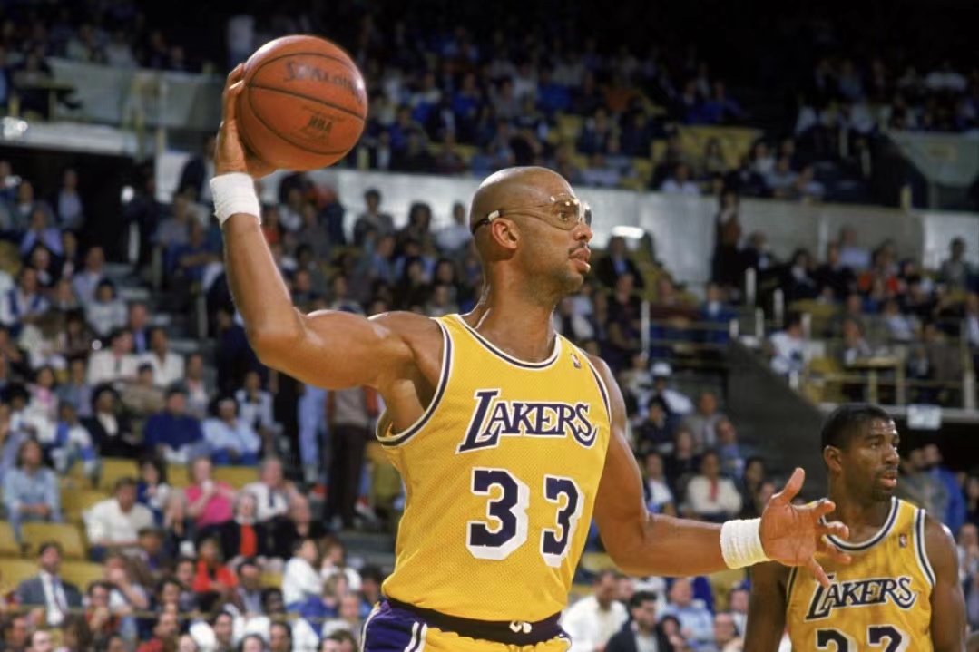 两万球迷观看新诺坎普首堂训练课，阿劳霍盛赞球场并感谢球迷（两万球迷见证新诺坎普首次公开训练，阿劳霍盛赞球场并向球迷致谢）