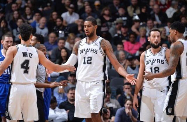 某球星赛后泪崩，场面令人动容（某球星赛后泪洒赛场，场面感人至深）