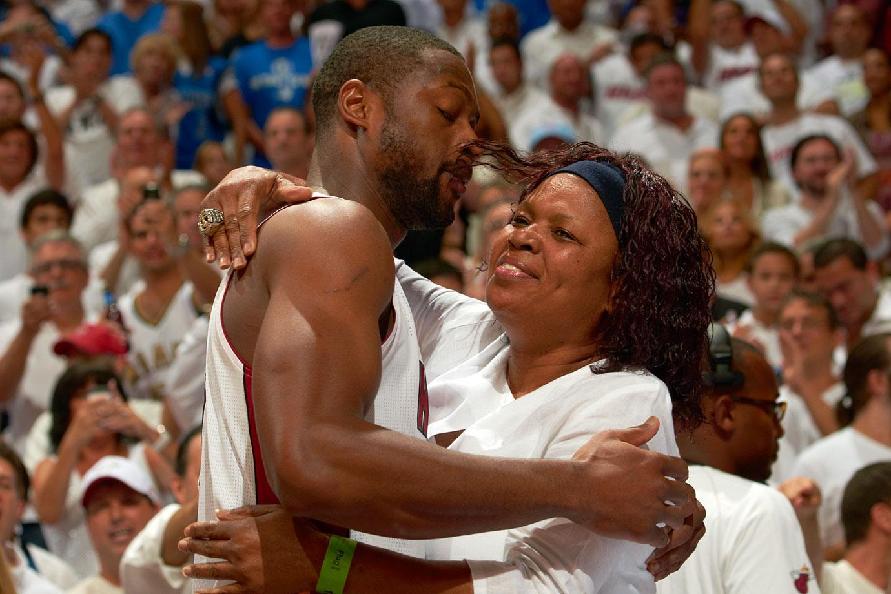 骑行爱好者穿骑行服唱说唱拍MV，运动体验别样精彩（骑行爱好者身着骑行服唱Rap拍MV，解锁别样运动乐趣）